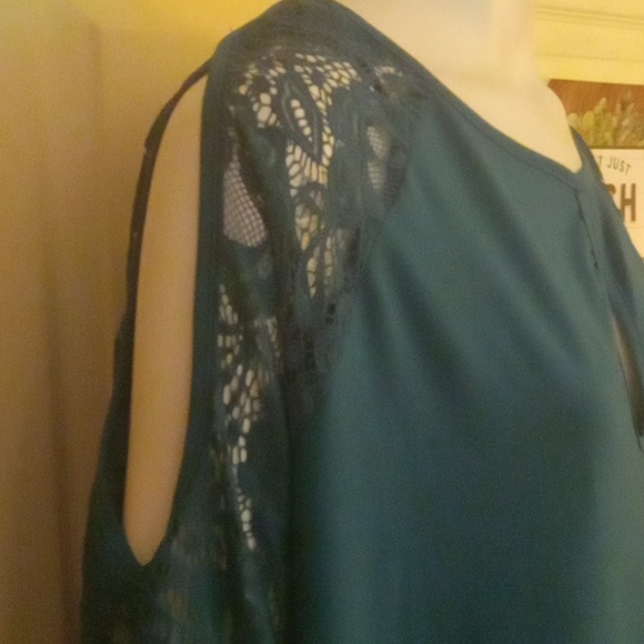 Cold shoulder tunic - Picture 2 of 4